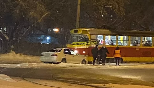 Наотмечался: в Барнауле неадекватный водитель заехал на трамвайные пути