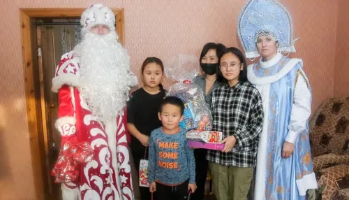 Глава Республики Алтай в костюме Деда Мороза поздравил детей с Новым годом