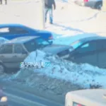 Audi приземлилась на припаркованную машину в Барнауле