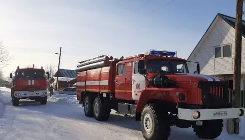 Несколько пожарных расчетов подъехали к складу Самоката в Барнауле