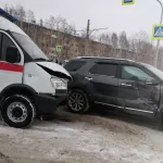 Ford и карета скорой помощи столкнулись в Барнауле, пострадали два человека
