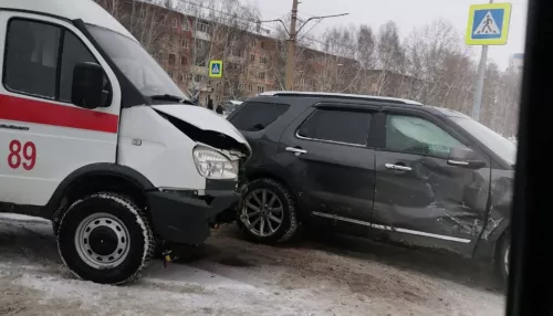 Ford и карета скорой помощи столкнулись в Барнауле, пострадали два человека