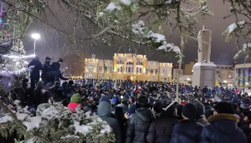 Стрельбы, пожары и режим ЧП: из-за чего в Казахстане проходят массовые протесты
