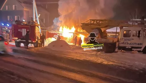 В Барнауле ночью дотла сгорело здание шиномонтажа