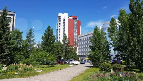 В Барнауле продают квартиру с местом для отдыха и загара