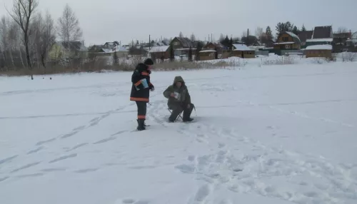 Барнаульским любителям зимней рыбалки напомнили о правилах безопасности