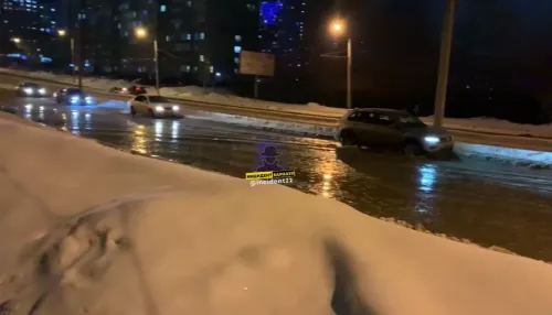 В Барнауле на улице Малахова дорогу залили потоки воды