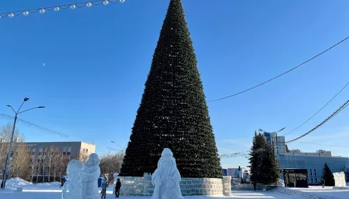 В Барнауле начали сносить снежный городок на площади Сахарова