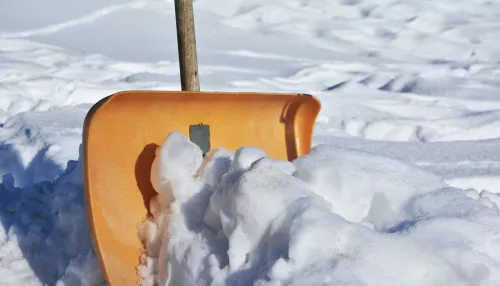 В Камне-на-Оби завалило снегом новую спортплощадку за 3,3 млн рублей