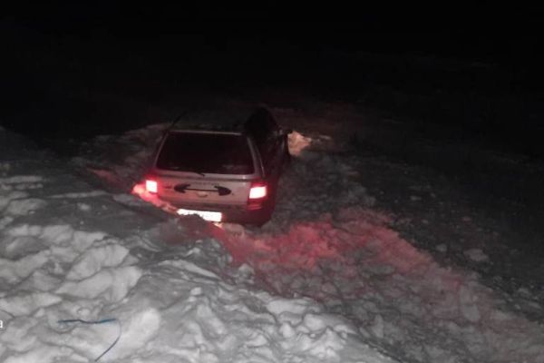 В Алтайском крае экипаж ДПС спас семью с детьми на трассе