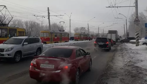 В Барнауле на полчаса встало движение трамваев из-за ДТП на путях