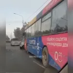 В Барнауле минивэн лоб в лоб влетел в маршрутный автобус на путепроводе
