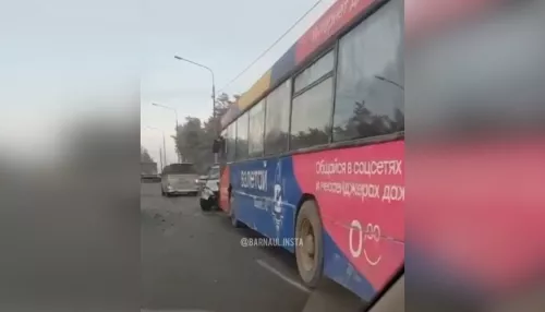 В Барнауле минивэн лоб в лоб влетел в маршрутный автобус на путепроводе