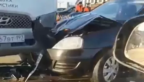 Грузовик смял легковушку на перекрестке в центре Барнаула – есть пострадавшие