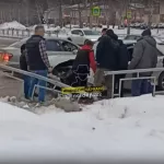 В Барнауле потерявший сознание водитель въехал в ограждение