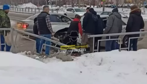 В Барнауле потерявший сознание водитель въехал в ограждение