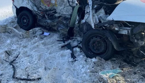 Один человек погиб при столкновении такси и грузовика в Алтайском крае