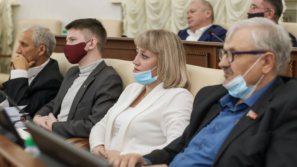 Людмила Клюшникова (в центре)