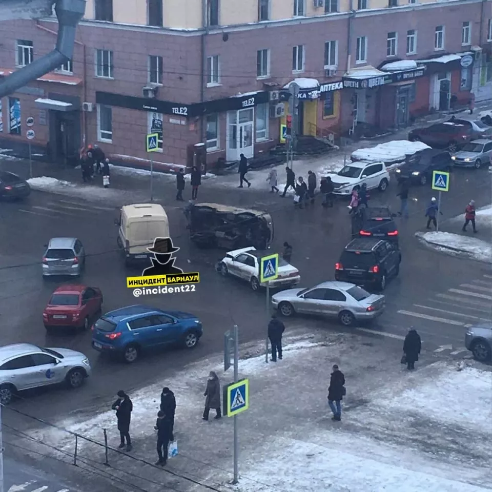 В центре Барнаула столкнулись легковушка и машина инкассации - Толк  17.01.2022