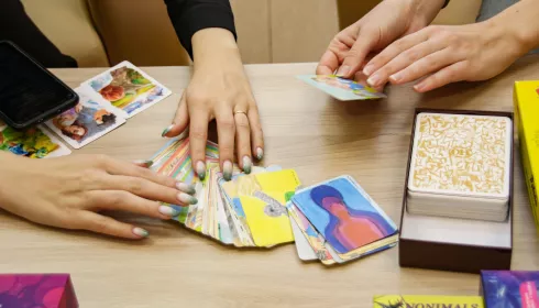 Настоящие чудеса: как карты и песок помогают алтайским женщинам прийти в себя