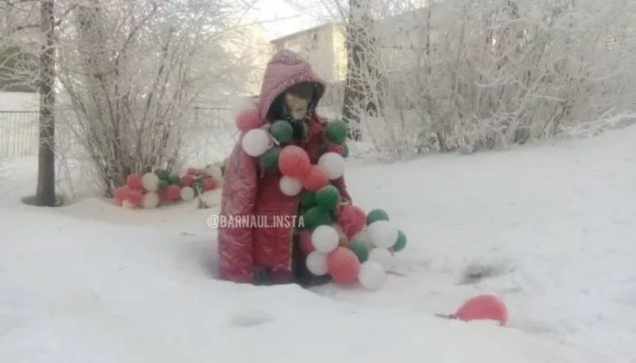 Скульптура женщины в куртке по пояс в снегу пугает барнаульцев