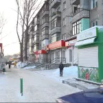 В Барнауле снежная лавина рухнула с крыши многоэтажки на подростка