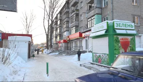 В Барнауле снежная лавина рухнула с крыши многоэтажки на подростка