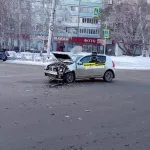 В Барнауле легковушка отлетела на тротуар после ДТП на перекрестке