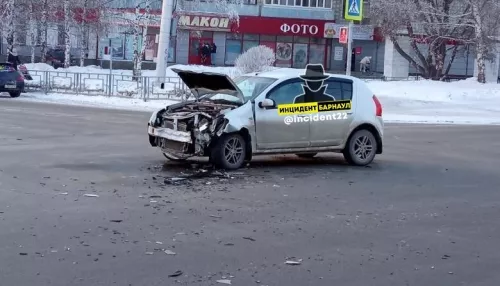 В Барнауле легковушка отлетела на тротуар после ДТП на перекрестке