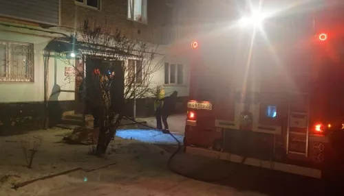 Жильцов пятиэтажки в Рубцовске эвакуировали ночью из-за горящего мусора