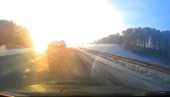 В Алтайском крае после ДТП опрокинулся грузовик с цистерной