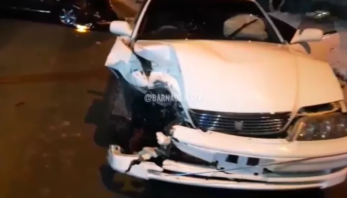 Соцсети: в Барнауле пьяный водитель влетел в иномарку и сбежал с места ДТП