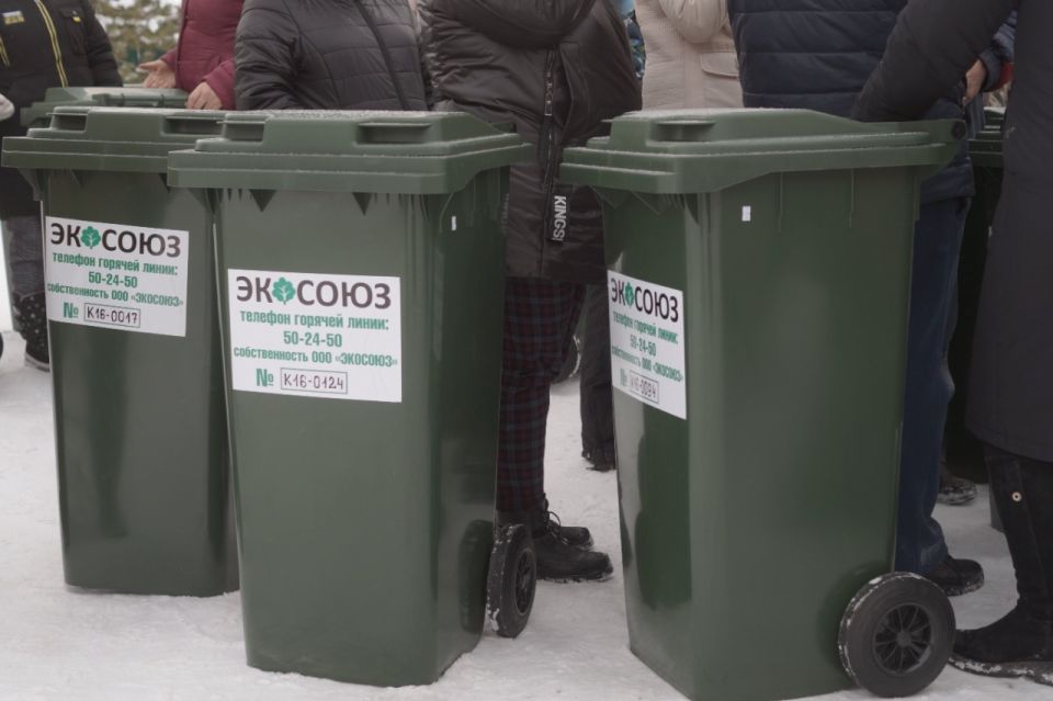 Зеленые баки, предоставленные регоператором, вмещают до 120 литров мусора