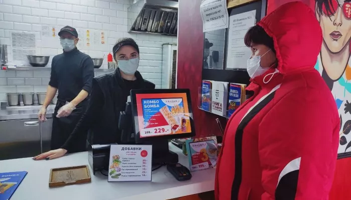 В Барнауле нарушают масочный режим и пропуск по QR-кодам в кафе и ТЦ