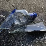 Мужчина умер, разбивая с другом на спор бутылки об голову