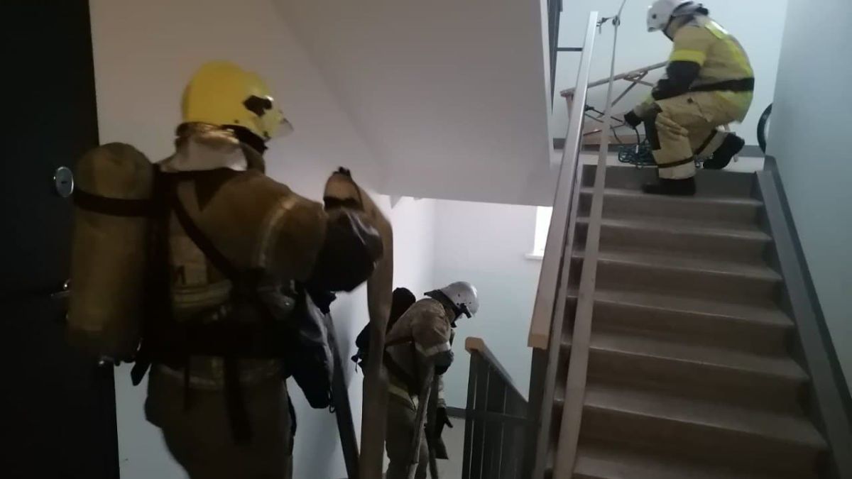 Пожар в жилом доме на улице Павловский тракт в Барнауле