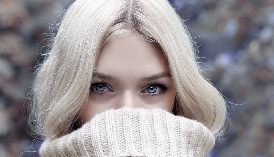Зима. Девушка. Блондинка. Голубые глаза.