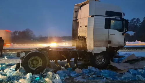 Грузовик опрокинулся и перекрыл часть трассы Барнаул – Новосибирск