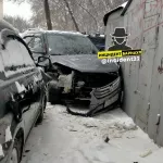 В Барнауле автомобиль протаранил мусорный контейнер, гараж и въехал в иномарку