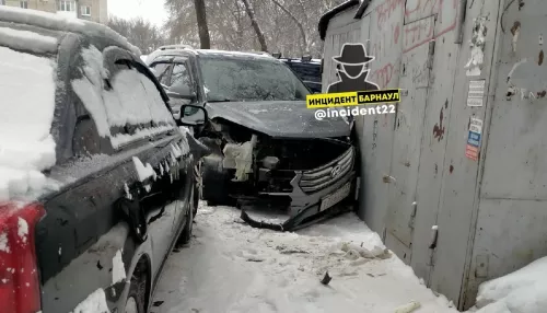 В Барнауле автомобиль протаранил мусорный контейнер, гараж и въехал в иномарку