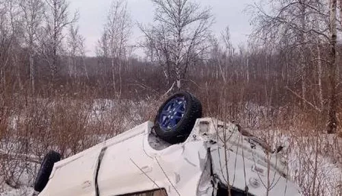 Иномарка слетела в кювет и перевернулась на крышу в Алтайском крае