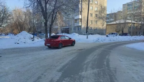 В Новосибирске пьяная автомобилистка протаранила двух школьниц на тротуаре