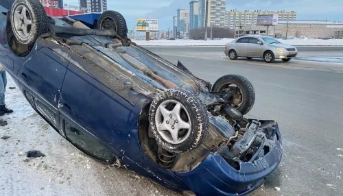 В Барнауле иномарка легла на крышу на кольце возле ТЦ Волна