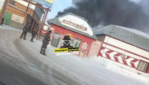 В Барнауле на Трактовой загорелся грузовой автомобиль