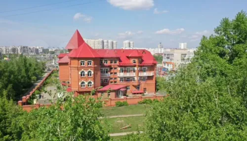 В Барнауле знаменитый красный замок продают за 120 млн рублей