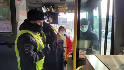 В Барнауле в автобусах продолжают искать пассажиров и водителей без масок