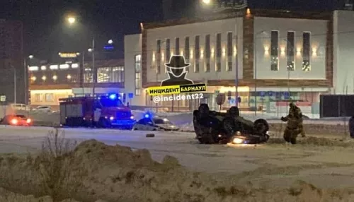 Subaru легла на крышу в результате ночного ДТП в Барнауле