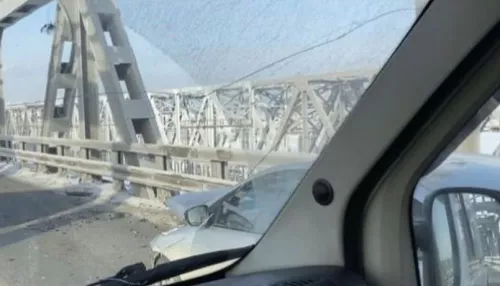 Огромная пробка собралась на старом мосту в Барнауле из-за двух ДТП