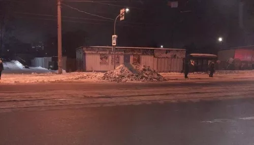 Барнаульцы жалуются на засыпанный снегом тротуар