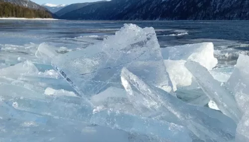 Невообразимое волшебство!: на Телецком озере засняли огромные блины льда